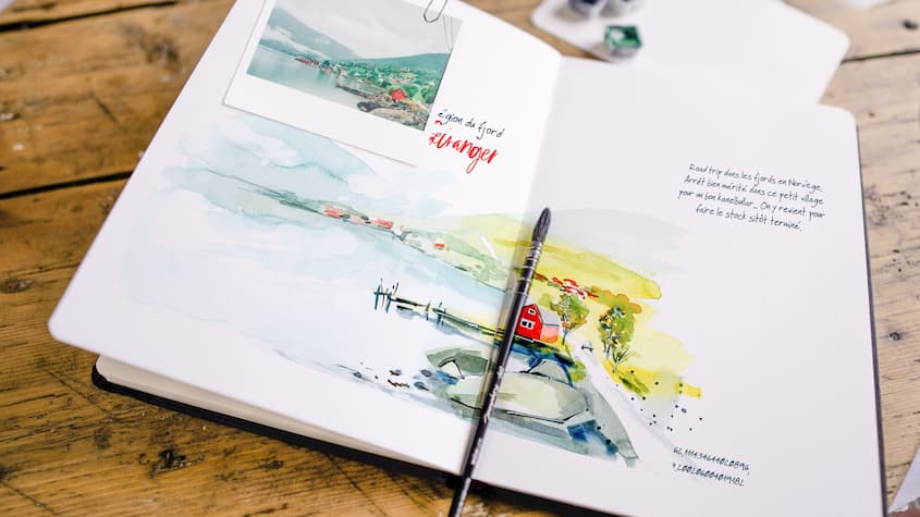 Carnet de voyage aquarelle - Road-trip en Norvège avec chalet rouge au bord de l'eau.