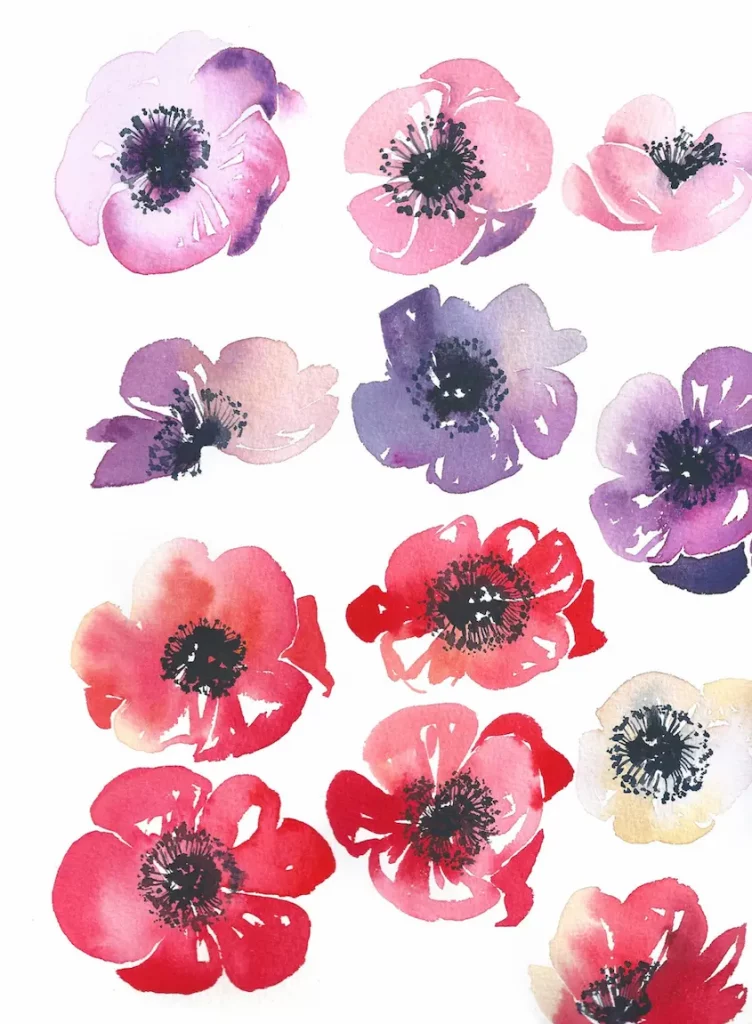 Fleurs peintes à l'aquarelle - roses, violettes, rouges - espaces blanc laissés à l'intérieur des pétales et entre les fleurs.